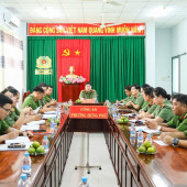 Thượng tá Đinh Tùng An, Phó Giám đốc Công an thành phố Cần Thơ khảo sát cơ sở vật chất tại Công an phường Hưng Phú
