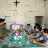 Công an phường Ngã Bảy thăm, chúc mừng các tân linh mục giáo xứ Thái Hải