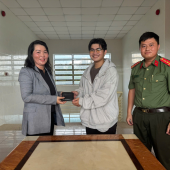 Công an phường Cái Răng hỗ trợ trao trả tài sản bị đánh rơi cho  người dân