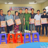 Công an xã Phú Hữu tổ chức chương trình tuyên truyền pháp luật, vận động giao nộp vũ khí, vật liệu nổ, công cụ hỗ trợ, công cụ, thiết bị săn bắt động vật hoang dã, khai thác nguồn lợi thủy sản trái phép gắn với trao tặng nhu yếu phẩm