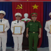 Công an xã Phương Bình công bố quyết định của Giám đốc Công an thành phố về thăng cấp bậc hàm nâng lương năm 2026