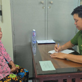 Công an phường Ngã Năm phối hợp vận động đối tượng truy nã ra đầu thú.