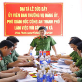 Đồng chí Đại tá Lê Đức Bảy, Phó Giám đốc Công an thành phố làm việc với Công an xã Đông Phước