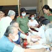 Công an TP Cần Thơ phối hợp thực hiện 700 lượt khám bệnh, cấp thuốc và tặng quà cho người dân xã Thạnh Hòa