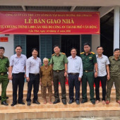 Công an xã Tân Bình bàn giao 02 căn nhà và chung tay sửa chữa mái ấm cho người dân