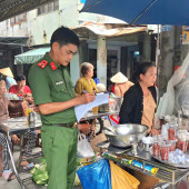 Công an xã Đại Ngãi chung tay giữ thông thoáng lòng đường, vỉa hè