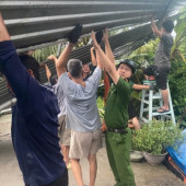 Công an phường Thốt Nốt hỗ trợ Nhân dân khắc phục hậu quả giông lốc