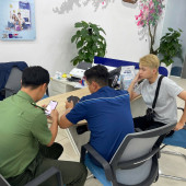 Công an phường Vị Thanh, thành phố Cần Thơ hỗ trợ người dân trả lại 107 triệu đồng cho người chuyển khoản nhầm