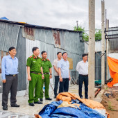 Phó Bí thư Thành ủy kiểm tra hiện trường vụ sạt lở tại xã Nhơn Mỹ