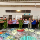 Công an xã Phương Bình ấm áp nghĩa tình - Hướng về ngày truyền thống Công an nhân dân 19/8