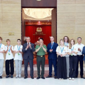 Bộ trưởng Lương Tam Quang gặp mặt Đoàn con cán bộ, chiến sĩ Bộ Nội vụ Belarus sang thăm Việt Nam