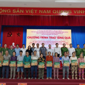 Công an xã Mỹ Tú phối hợp trao tặng quà cho người dân có hoàn cảnh khó khăn nhân kỷ niệm Ngày truyền thống Công an nhân dân