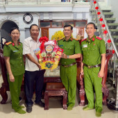 Công an xã Mỹ Tú thăm hỏi gia đình nguyên lãnh đạo Công an qua các thời kỳ nhân kỷ niệm Ngày truyền thống CAND