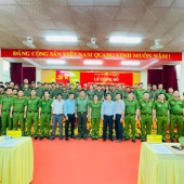 Xã Nhơn Ái tổ chức trao quyết định kiện toàn lực lượng tham gia  bảo vệ an ninh, trật tự ở cơ sở