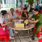 Công an xã Thạnh Hòa tận tình hỗ trợ  người dân khám sức khỏe và tiếp cận tiện ích số