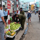 Công an phường Ô Môn ra quân lập lại trật tự đô thị, bảo đảm trật tự an toàn giao thông