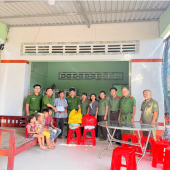 Công an xã Vĩnh Viễn thăm, tặng quà trẻ mồ côi có hoàn cảnh khó khăn