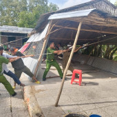 Công an xã Trường Long hỗ trợ người dân dựng lại nhà ở bị ảnh hưởng do mưa, giông