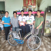 Chi hội phụ nữ Công an xã Tân Long thăm, tặng quà trẻ em được nhận đỡ đầu nhân dịp năm học mới