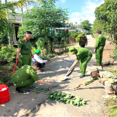 Công an xã Thạnh Hòa chung tay làm đẹp những tuyến đường quê hương