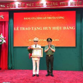 Thứ trưởng Lê Quốc Hùng đón nhận Huy hiệu 35 năm tuổi Đảng