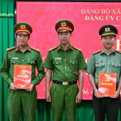 Công bố các Quyết định về công tác cán bộ  tại Đảng ủy Công an xã Trần Đề