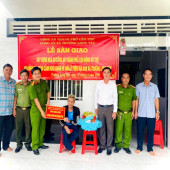 Công an xã Trường Long Tây bàn giao 02 căn nhà hỗ trợ cho hộ dân có hoàn cảnh khó khăn