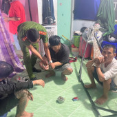 Công an phường Vị Thanh bắt quả tang 04 đối tượng có hành vi tàng trữ, mua bán trái phép chất ma túy  tại nhà trọ trên địa bàn