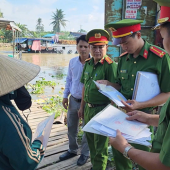 Công an xã Long Hưng phối hợp tuyên truyền, ký cam kết chấp hành pháp luật tại các bến đò ngang sông và bến bãi kinh doanh vật liệu xây dựng trên địa bàn