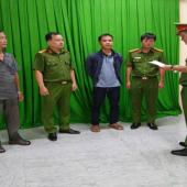 Thi hành lệnh khám xét chỗ ở và bắt tạm giam đối tượng  lừa đảo chiếm đoạt tài sản