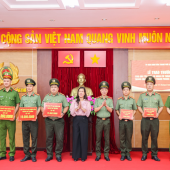 Uỷ ban nhân dân thành phố Cần Thơ trao thưởng cho các tập thể, cá nhân có thành tích xuất sắc trong công tác đấu tranh phòng chống tội phạm