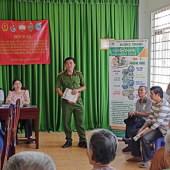 Công an xã Tân Bình tuyên truyền phòng, chống lừa đảo trên không gian mạng và chung tay xây dựng tuyến đường xanh, sạch, đẹp