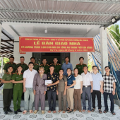 Công an xã Mỹ Tú bàn giao nhà cho cán bộ có hoàn cảnh khó khăn
