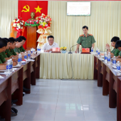 Đồng chí Đại tá Nguyễn Thanh Bình, Phó Giám đốc Công an thành phố làm việc với Công an xã Thạnh Hòa