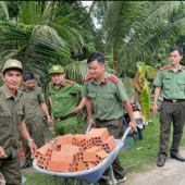 Trọn vẹn sắc phục vì Nhân dân, cháy hết mình cùng phong trào tuổi trẻ.