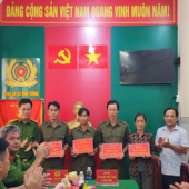 Công an xã Vĩnh Tường trao kinh phí xây dựng nhà  cho các hộ dân có hoàn cảnh khó khăn