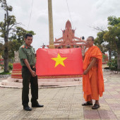 “Trao tặng Cờ Tổ quốc - Tôn vinh tinh thần yêu nước của đồng bào các tôn giáo nhân dịp Lễ Quốc khánh 2/9”