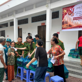 Tặng quà cho các hộ dân có hoàn cảnh khó khăn trên địa bàn phường Bình Thủy nhân lễ Quốc khánh nước Cộng hòa xã hội chủ nghĩa Việt Nam