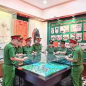 Công an phường Tân An tổ chức sinh hoạt chính trị, giáo dục truyền thống nhân dịp Quốc khánh 2/9