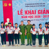 Công an phường Thới Long trao quà tiếp sức học sinh đến trường