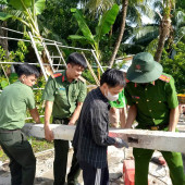 Công an xã Long Hưng xung kích giúp dân tháo dỡ nhà cũ, đồng hành xây dựng mái ấm nghĩa tình