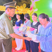 Phòng An ninh kinh tế phối hợp trao quà “Tiếp sức đến trường” cho học sinh vượt khó học giỏi