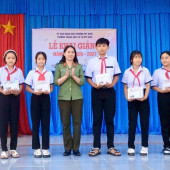 Công an phường Mỹ Quới tiếp sức đến trường, lan tỏa yêu thương đầu năm học mới