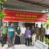 Công an xã Tân Thạnh: Bàn giao nhà tình nghĩa cho gia đình  có hoàn cảnh khó khăn tại địa phương