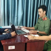 Công an xã Phú Hữu làm việc với thanh niên đăng tải thông tin sai sự thật trên không gian mạng.