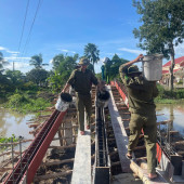 Công an xã Mỹ Tú hỗ trợ đổ bê tông cầu giao thông nông thôn, chung sức vì nhân dân