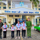 Công an xã Tân Hòa đồng hành cùng học sinh khó khăn, chắp cánh những ước mơ đến trường