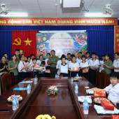 Công an thành phố Cần Thơ tổ chức Trung thu cho trẻ có hoàn cảnh đặc biệt