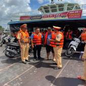 Trạm Cảnh sát đường thủy Hưng Phú thuộc Phòng Cảnh sát giao thông Cần Thơ đẩy mạnh hoạt động kiểm soát đò, phà chở khách sang sông Cần Thơ