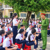 Công an phường Bình Thủy tuyên truyền an toàn giao thông cho các em học sinh nhân dịp đầu năm học 2026 - 2027